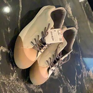 Shoes size 38 or 5 1/2 boy